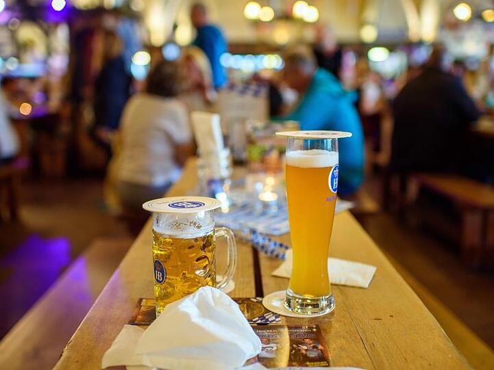 Bier steht auf einem Tisch in einem Wirtshaus. Foto: Gregor Fischer/dpa/Archivbild