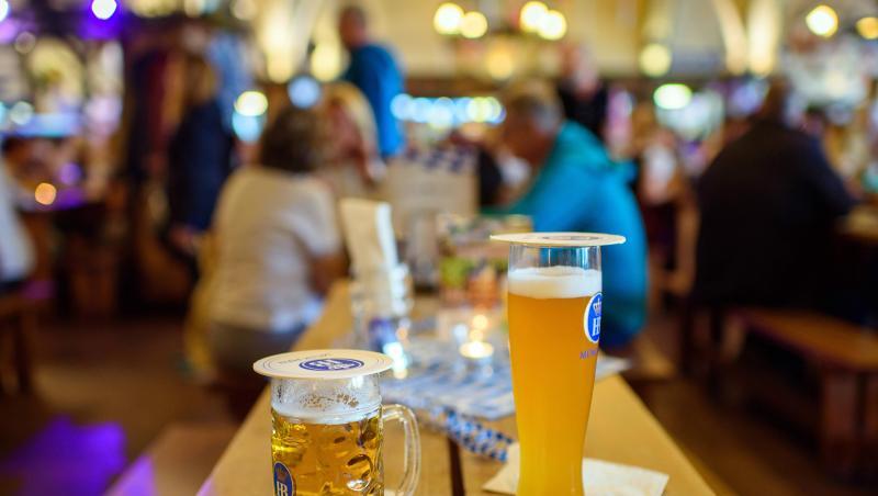 Bier steht auf einem Tisch in einem Wirtshaus. Foto: Gregor Fischer/dpa/Archivbild Bier steht auf einem Tisch in einem Wirtshaus. Foto: Gregor Fischer/dpa/Archivbild