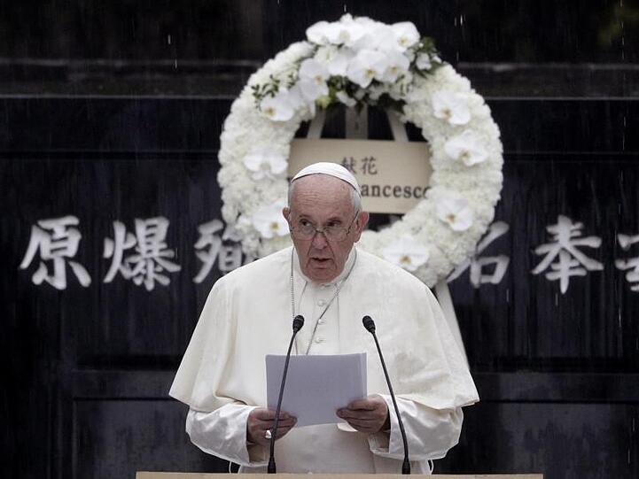Papst Franziskus hält im Atomic Bomb Hypocenter Park in Nagasaki eine Rede.