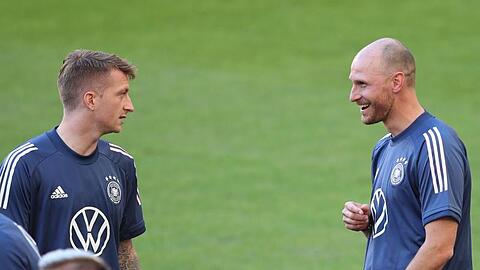 Benedikt Höwedes (r) und Marco Reus beim DFB-Abschlusstraining.