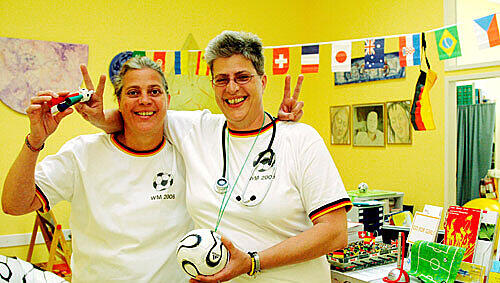 Dr. Brigitta Vrieslander (rechts) und Luitgard Eimannsberger sperren morgen ihre Praxis zu und schauen Deutschland. Dr. Brigitta Vrieslander (rechts) und Luitgard Eimannsberger sperren morgen ihre Praxis zu und schauen Deutschland.