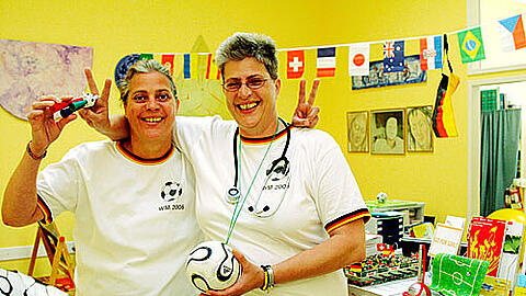 Dr. Brigitta Vrieslander (rechts) und Luitgard Eimannsberger sperren morgen ihre Praxis zu und schauen Deutschland.