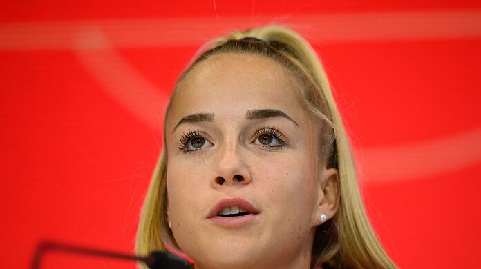 Spielerin Giulia Gwinn sitzt auf dem Podium.