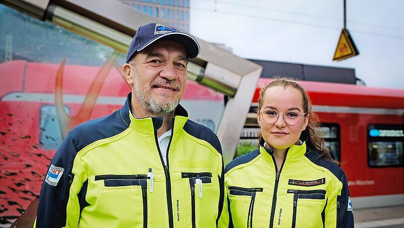 Andreas Widmann (58) und Lea Schuster (20) sind Rettungssanitäter beim Münchner Krankentransport (MKT). Zu den Stoßzeiten sind sie für die
Deutsche Bahn an der Stammstrecke im Einsatz – präventiv, um Verspätungen einzudämmen.