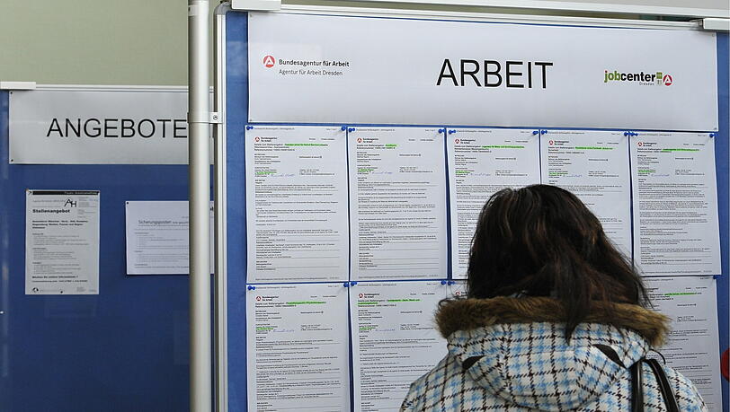 Steuern- und abgabenfreie 400 Euro bekommen Minijobber. Eine
langfristige Perspektive gibt’s für sie aber nicht. Steuern- und abgabenfreie 400 Euro bekommen Minijobber. Eine
langfristige Perspektive gibt’s für sie aber nicht.