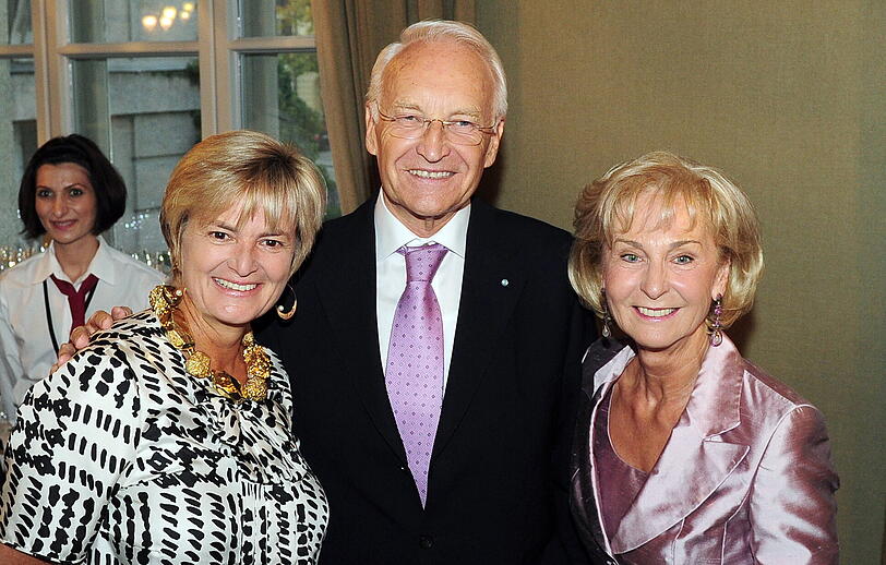 Seine Lieblingsladys: Edmund Stoiber zwischen Gloria von Thurn und Taxis (li.) und Gattin Karin.