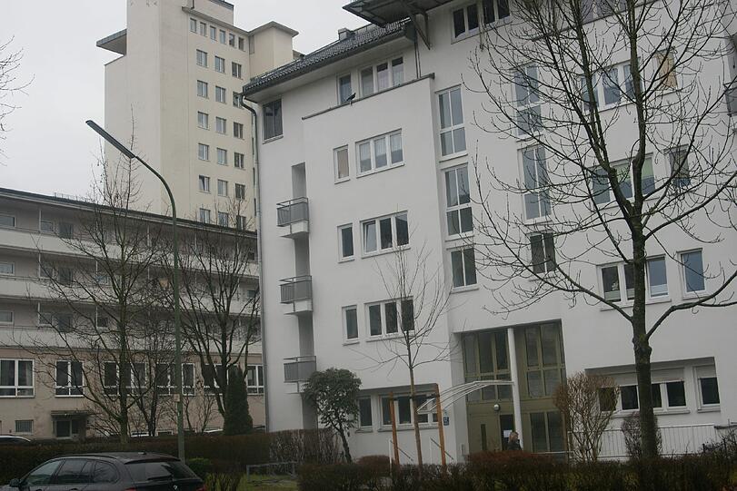 Das Haus in der Halskestraße von außen. Katrin Michalk wurde im Treppenhaus vor den Hausbriefkästen erstochen.