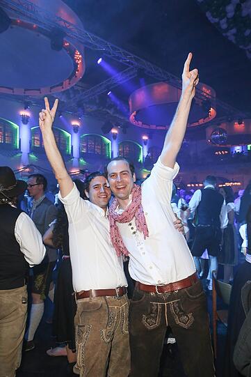 Auch dieses Jahr feierten 2.000 Gäste am Auftakt-Abend der Nacht der Tracht in Dirndl und Lederhosn ein rauschendes Fest im Löwenbräukeller! Bereits zum 12. Mal zapften die Veranstalter Wiesnwirt Christian Schottenhamel und Eventmanager Philip Greffenius beim traditionellen Anstich der Nacht der Tracht das erste Fass gekonnt mit nur zwei Schlägen an, und freuten sich über die gute Stimmung im Festsaal. Die Bilder!