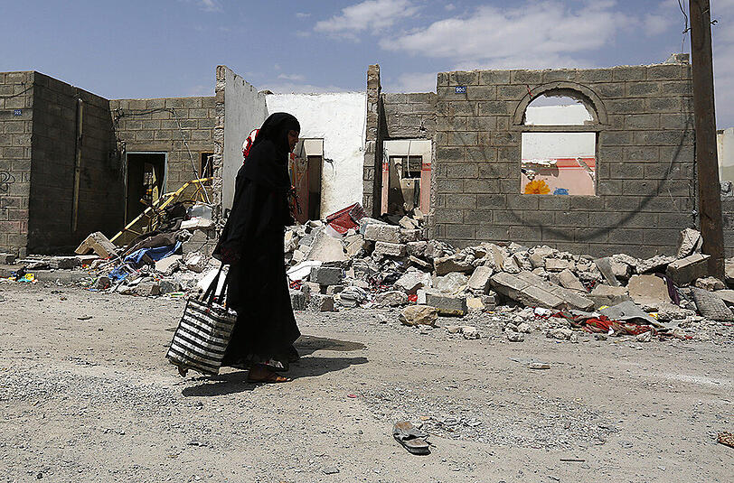 Ein Bilder der Zerstörung in Sanaa durch einen kürzlich geflogenen Luftangriff des von Saudi-Arabien geführten Militärbündnisses.