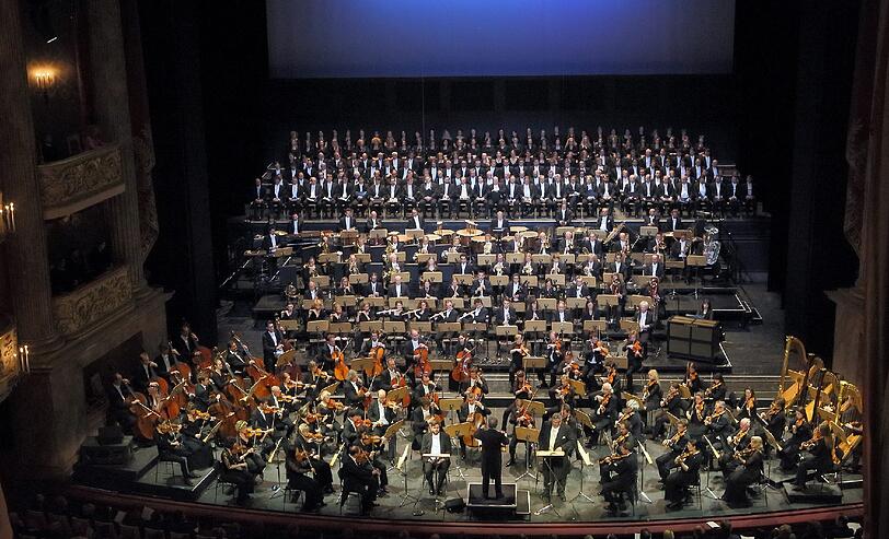 Zubin Mehta hat das Riesenorchester und den Riesen-Chor der &bdquo;Gurre-Lieder&ldquo; von Arnold Schönberg fest im Griff.