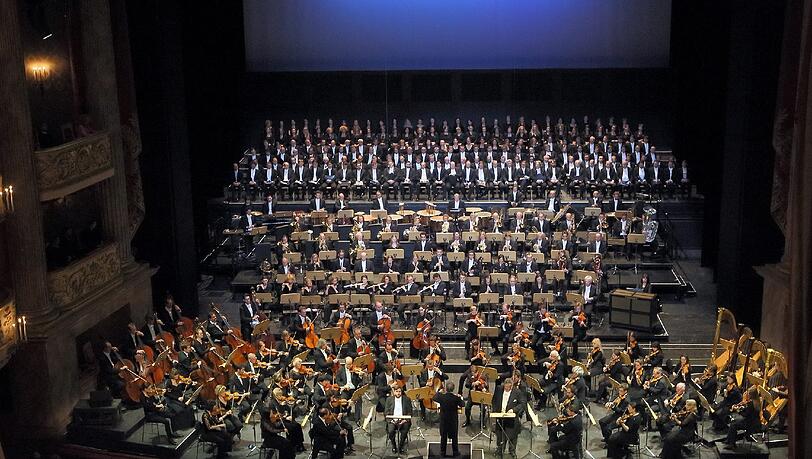 Zubin Mehta hat das Riesenorchester und den Riesen-Chor der „Gurre-Lieder“ von Arnold Schönberg fest im Griff. Zubin Mehta hat das Riesenorchester und den Riesen-Chor der „Gurre-Lieder“ von Arnold Schönberg fest im Griff.