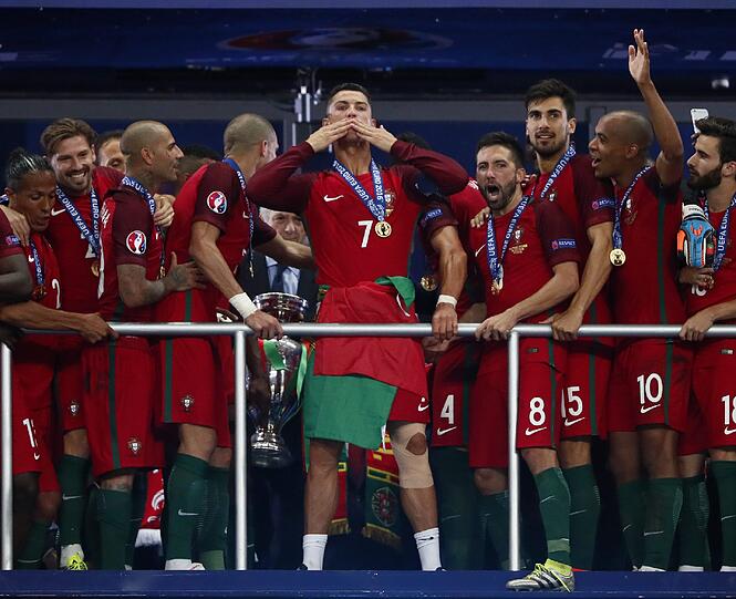 Das Ronaldo-Drama: Auf und Ab des portugiesischen Superstars im EM-Finale gegen Gastgeber Frankreich. Die einmaligen Bilder von Ronaldo, der von der tragischen Figur zum weltbesten Co-Trainer mutierte und dann zum großen Triumphator wurde.