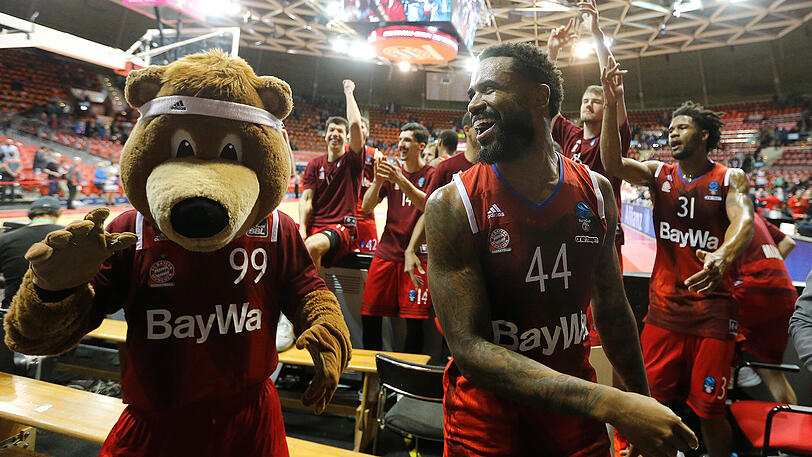 Lassen sich beim "Humba" von den Fans feiern: Die Bayern um Bryce Taylor.