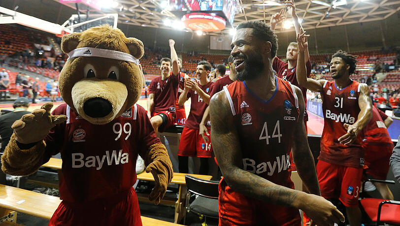 Lassen sich beim "Humba" von den Fans feiern: Die Bayern um Bryce Taylor. Lassen sich beim "Humba" von den Fans feiern: Die Bayern um Bryce Taylor.