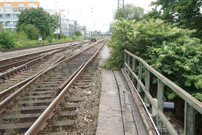 Laster zerstört Unterführung: Bilder von der Unfallstelle.