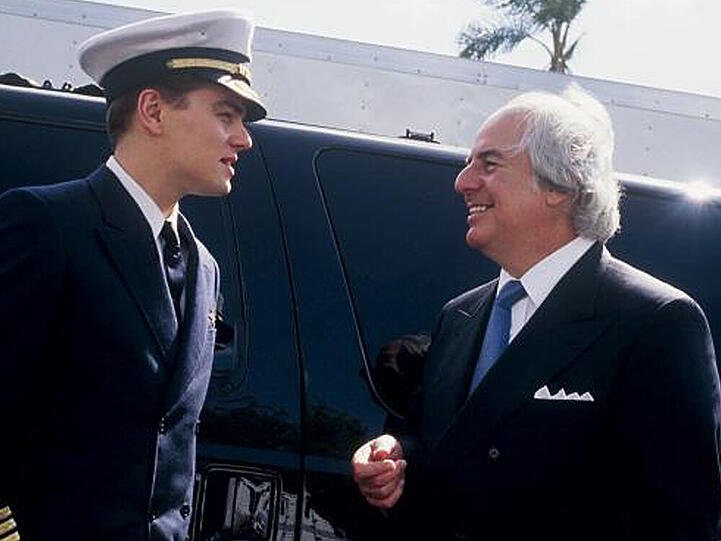 "Catch Me If You Can": Hochstapler Frank Abagnale Jr. (Leonardo DiCaprio) gibt sich mit gestohlener Uniform als Pilot aus