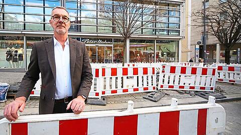 Stephan Schraidt vom Modehaus Peter Hahn nervt, dass um sein Geschäft ständig gebaut wird. Fotos: