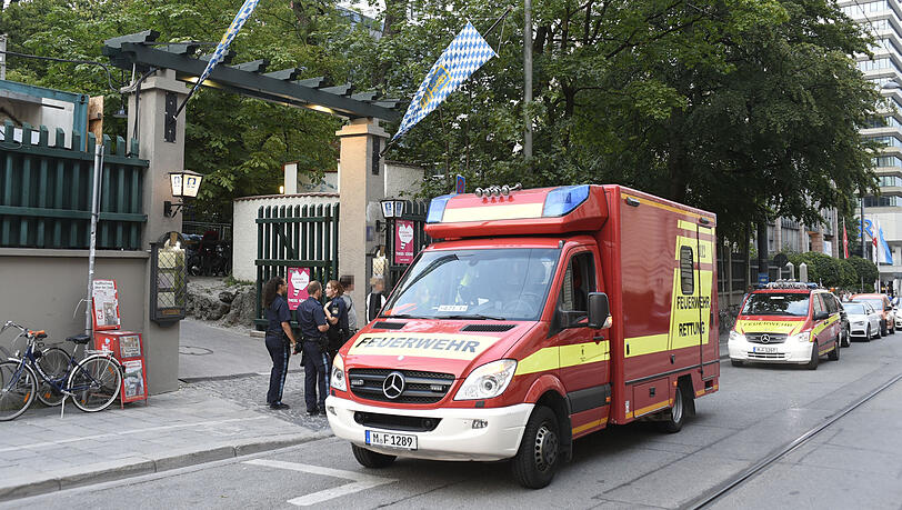 Einsatzkräfte der Feuerwehr vor dem Augustiner Biergarten. Einsatzkräfte der Feuerwehr vor dem Augustiner Biergarten.