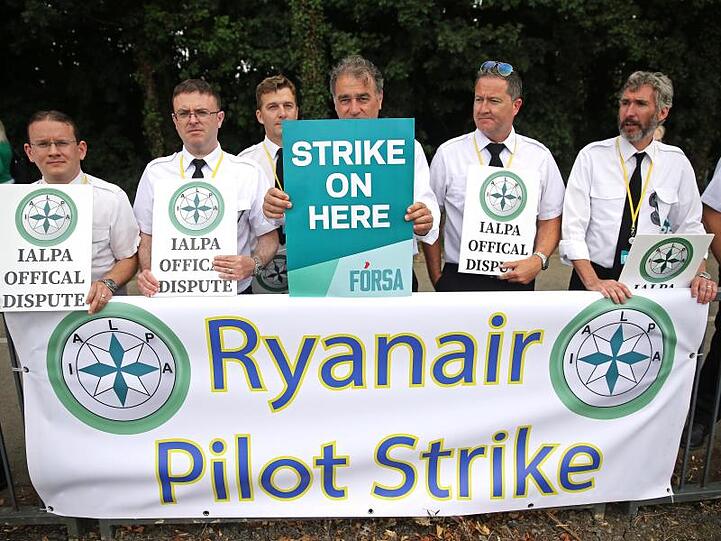 Streikende Ryanair Piloten versammeln sich vor dem Flughafen in Dublin.