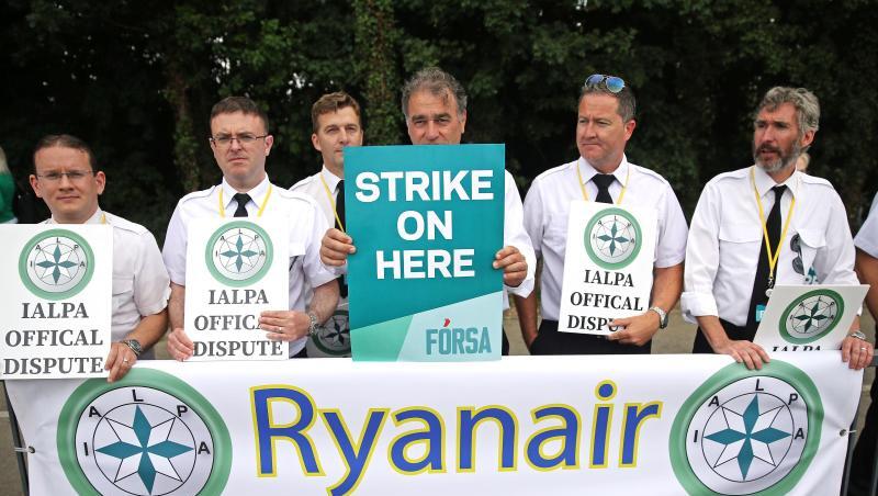 Streikende Ryanair Piloten versammeln sich vor dem Flughafen in Dublin. Streikende Ryanair Piloten versammeln sich vor dem Flughafen in Dublin.