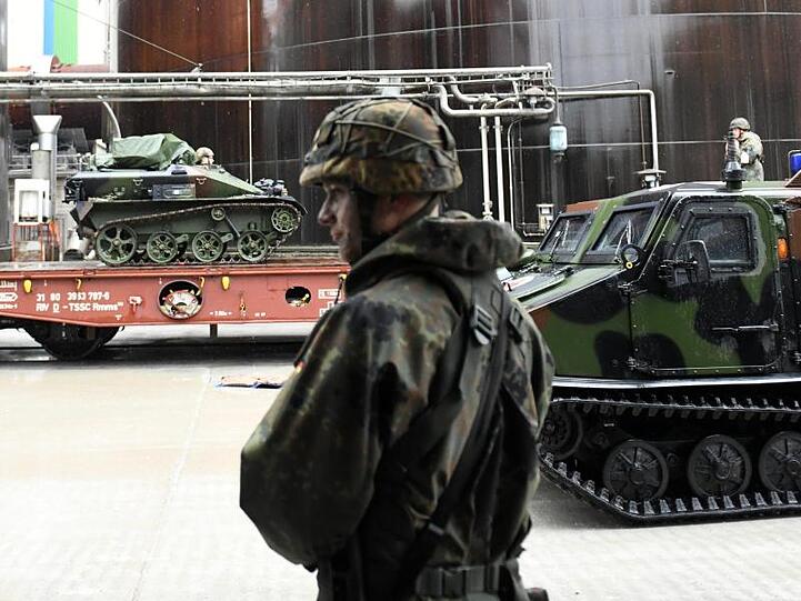 Gebirgsjäger und Pioniere entladen Wiesel-Fahrzeuge von den Schienen. Foto: Angelika Warmuth