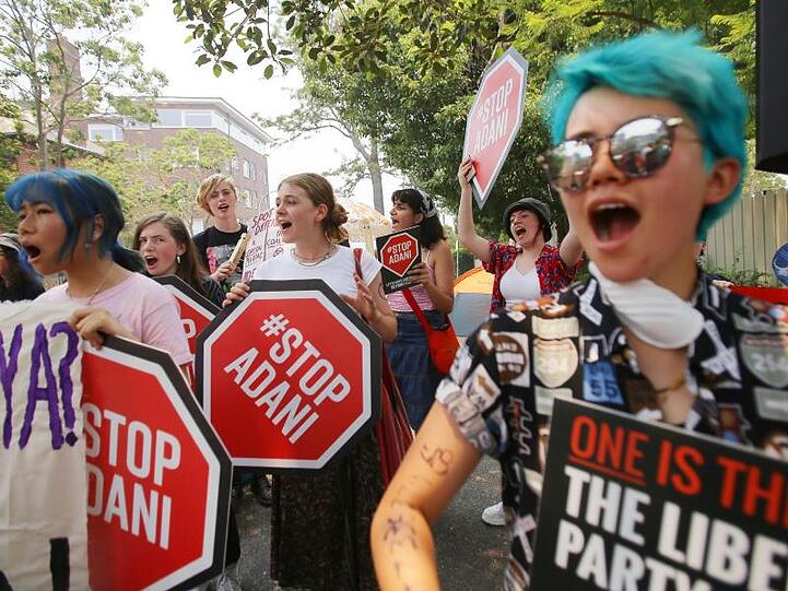 Demonstranten fordern mehr Klimaschutz außerhalb des Kirribilli House, dem Wohnhaus des Premierministers.
