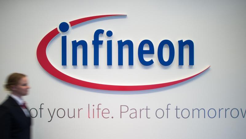 Eine Frau geht an einem Logo von Infineon vorbei. Foto: Matthias Balk/dpa Eine Frau geht an einem Logo von Infineon vorbei. Foto: Matthias Balk/dpa