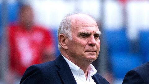 Uli Hoeneß, Ehrenpräsident von Bayern München, vor Spielbeginn.