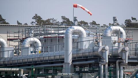 Blick auf Rohrsysteme und Absperrvorrichtungen in der Gasempfangsstation der Ostseepipeline Nord Stream 1 in Lubmin.