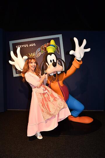 Disney-Fan: Cornelia Corba (im Prinzessinnen-Kostüm) beim Tänzchen mit Goofy.