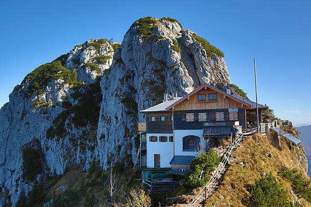 Die Tegernseer Hütte befindet sich in exponierter Lage und hat Platz für 21 Übernachtungsgäste.