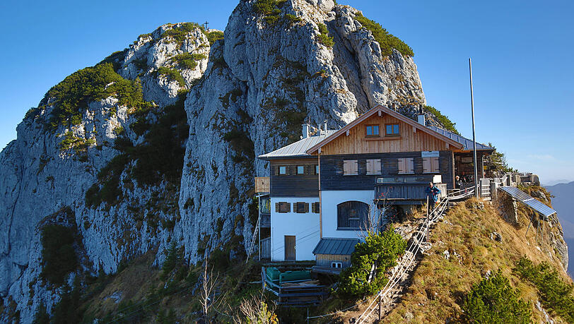 Die Tegernseer Hütte befindet sich in exponierter Lage und hat Platz für 21 Übernachtungsgäste. Die Tegernseer Hütte befindet sich in exponierter Lage und hat Platz für 21 Übernachtungsgäste.