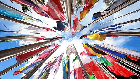 Vorm Europäischen Patentamt: Der Föhn-Sturm lässt ganz Europa flattern. Wer genau hinschaut, sieht auch ein Stück vom Deutschen Museum.