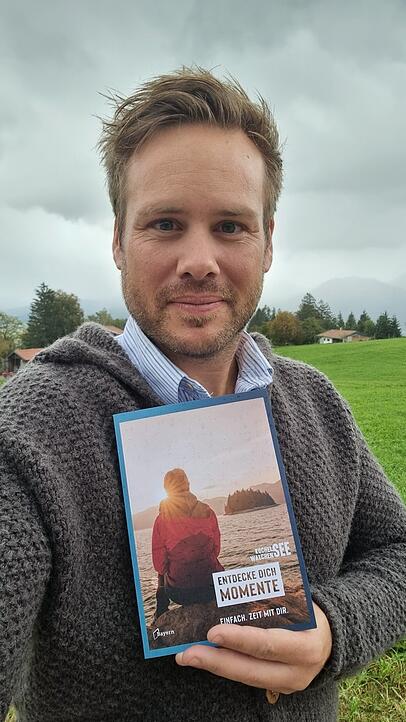 Tourismusleiter Daniel Weickel mit dem B&uuml;cherl.