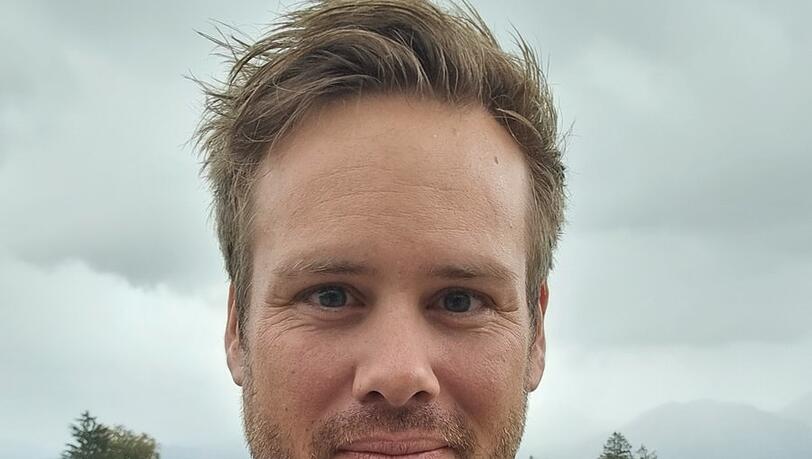 Tourismusleiter Daniel Weickel mit dem Bücherl. Tourismusleiter Daniel Weickel mit dem Bücherl.