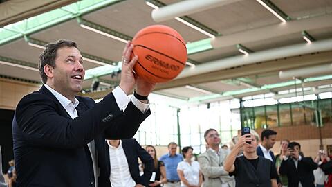 Klingbeil besucht eine Sporthalle, die mit Bundesgeld saniert wird. (Archivbild)
