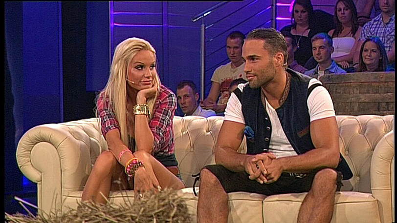 Prominenter Zuwachs im Big-Brother-Haus: Topmodel-Kandidatin Gina Lisa Lohfink ist eingezogen und liefert sich am ersten Tag gleich eine heiße Dusche. Die Bilder