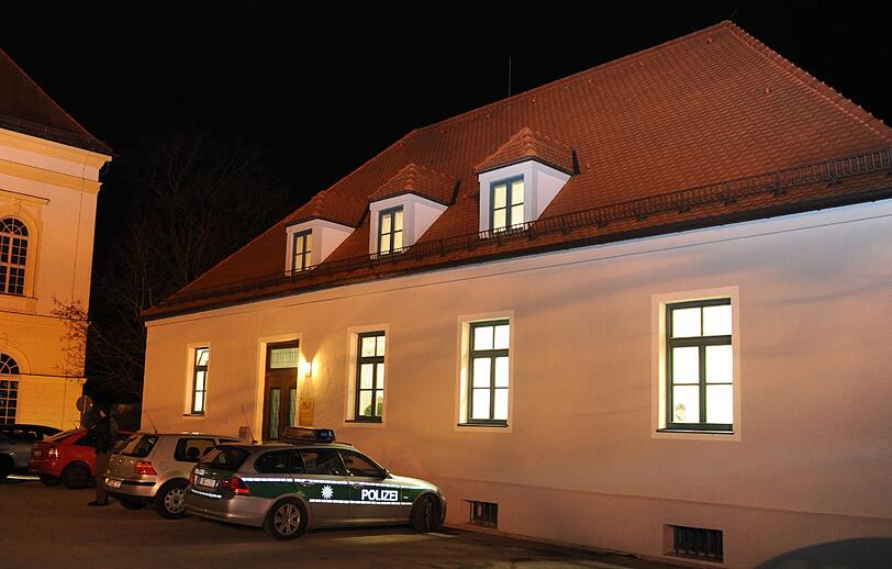 Polizeifahrzeuge stehen am Mittwoch (11.01.2012) vor dem Amtsgericht in Dachau (Oberbayern). Ein Mann hat am Mittwoch während eines Prozesses am Dachauer Amtsgericht einen Staatsanwalt erschossen.