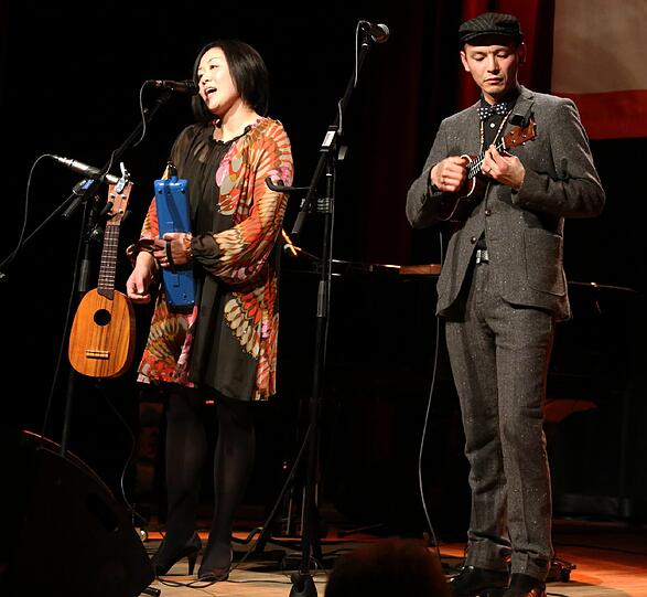 &bdquo;Schön wie ein Märchen, mein München, bist du&ldquo;, singt Nami mit bezaubernder Stimme ihre Liebeserklärung an die Landeshauptstadt. Als der letzte Ton verklingt, sagt ein Publikumsgast im Lustspielhaus nur: &bdquo;schön&ldquo;, mit lang gezogenem ö, bevor der Beifall beginnt.
Das japanisch-bayerische Gesangsduo &bdquo;Coconami&ldquo; klingt nach Kirschblüten an der Isar. Die Miniband, die auf originelle Instrumente setzt, begeistert auch mit einer abgefahrenen Version von &bdquo;Live and let die&ldquo; &ndash; gespielt auf der Ukulele und inklusive Solo auf der Melodica.