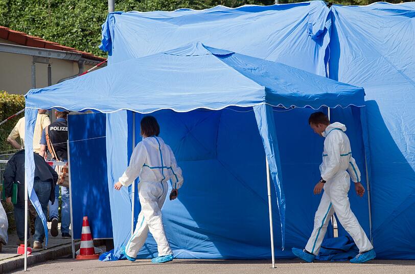 Beamte der Spurensicherung untersuchen den Tatort in Ingolstadt. Auf offener Straße ist ein 50-Jähriger in Ingolstadt erschossen worden.