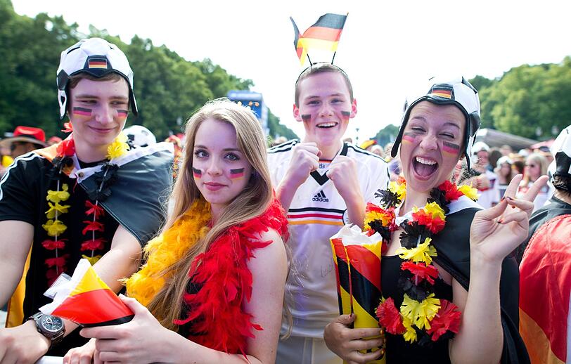 In der Hauptstadt feiert man seit Jahren immer wieder traditionell auf der Fanmeile auf der Straße des 17. Juni.