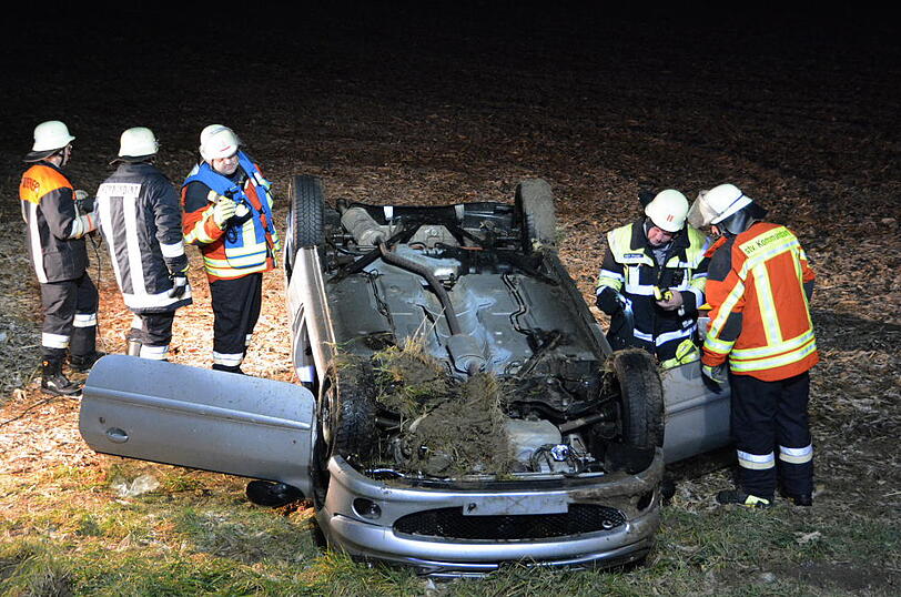 Glatteisunfall auf der B299 - die Bilder vom Rettungseinsatz.