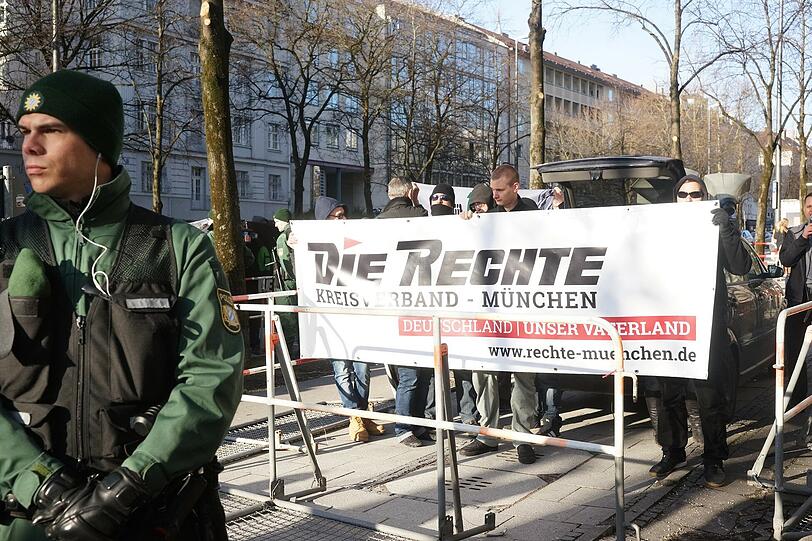Demonstranten und Gegendemonstranten stehen vor der Polizeiabsperrung in der Nymphenburgerstraße.