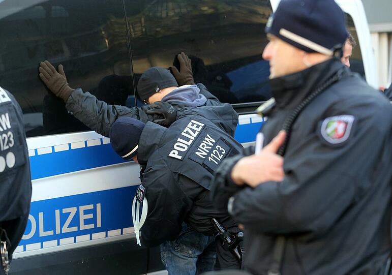 In Köln gingen am Samstag rechte und linke Grupperungen auf die Straße - es wurde hitzig.