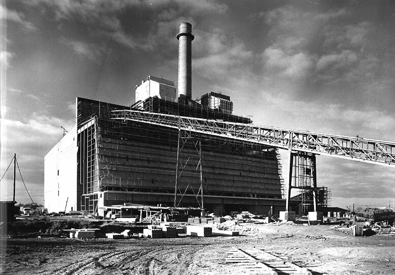 Weil die Müllberge zu groß werden, baut die Stadt Anfang der 60er Jahre das Heizkraftwerk Nord in Unterföhring.