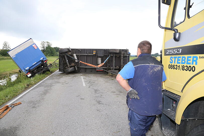 Ein Lkw kommt ins Schleudern und landet im Straßengraben. Die Bilder vom Unfallort.