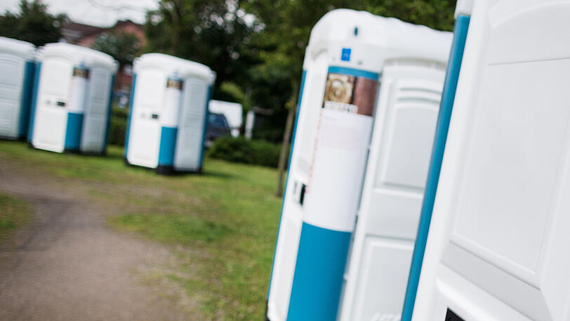 Eine 18-Jährige stützt in eine Abwassergrube zwischen zwei Toilettenhäuschen.