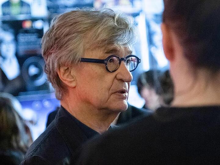 Wim Wenders blickt zurück und erzählt von seinem ersten Kinobesuch in den 50er Jahren.