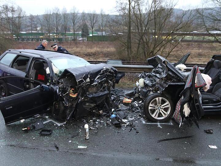 Bei einem Frontalzusammenstoß zweier Autos sind im Sauerland drei Menschen gestorben.