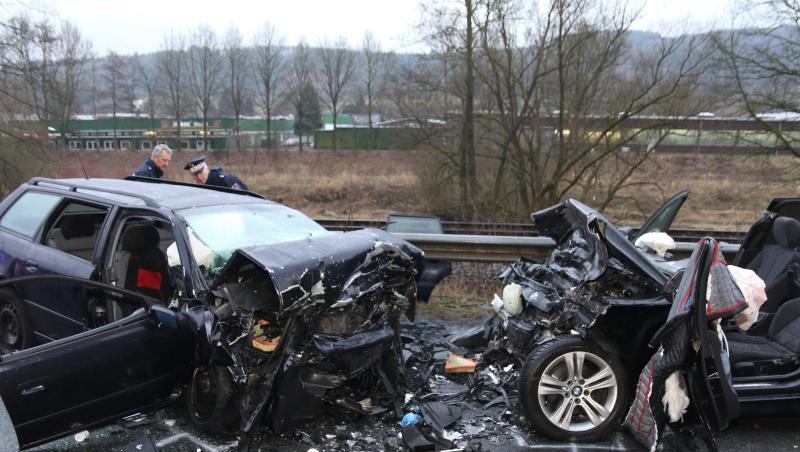 Bei einem Frontalzusammenstoß zweier Autos sind im Sauerland drei Menschen gestorben. Bei einem Frontalzusammenstoß zweier Autos sind im Sauerland drei Menschen gestorben.